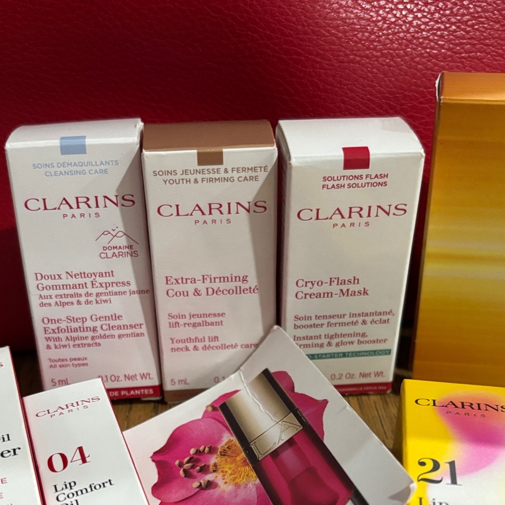 Clarins Vibrant Red Beauty Collection - Picture 4 of 9